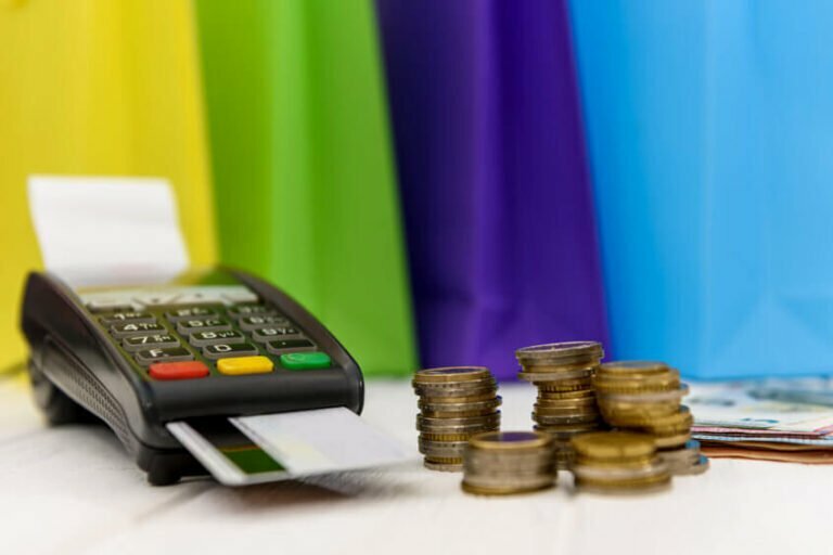 Wat kost contant geld storten of pinnen? En waarom moet je steeds meer